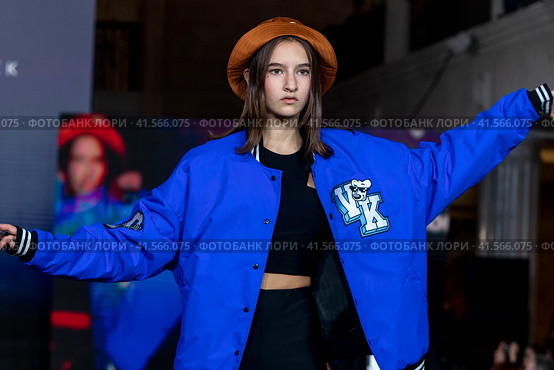 Показ одежды из коллекции VK Store в рамках фестиваля детской моды KIDS FASHION WEEK в "Центральном детском магазине на Лубянке" (ЦДМ) в центре города Москвы, Россия (2023 год). Редакционное фото, фотограф Николай Винокуров / Фотобанк Лори