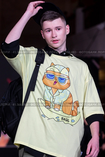 Показ одежды из коллекции VK Store в рамках фестиваля детской моды KIDS FASHION WEEK в "Центральном детском магазине на Лубянке" (ЦДМ) в центре города Москвы, Россия (2023 год). Редакционное фото, фотограф Николай Винокуров / Фотобанк Лори