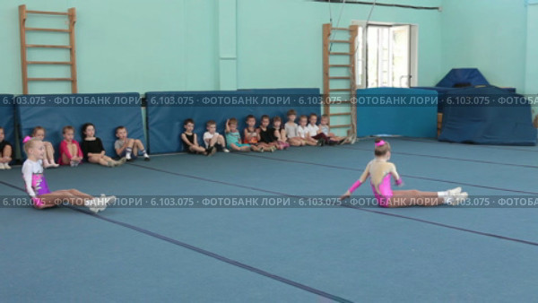 Показательные выступления по спортивной акробатики в рамках открытого урока, школа Кировского района, Санкт-Петербург (2014 год). Редакционное видео, видеограф Кекяляйнен Андрей / Фотобанк Лори