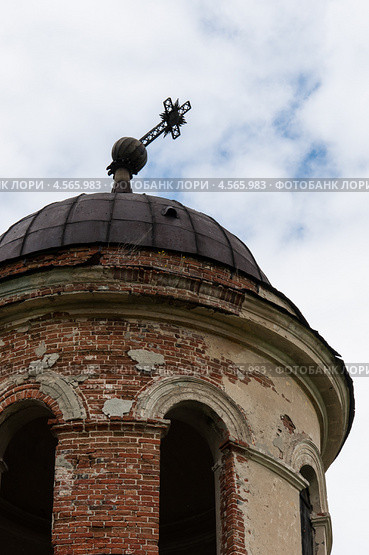 Покосившийся крест на куполе разрушенного храма. Стоковое фото, фотограф Юрий Туркин / Фотобанк Лори