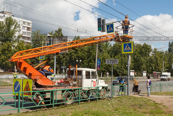 Покраска фонарного столба (2017 год). Редакционное фото, фотограф Акиньшин Владимир / Фотобанк Лори