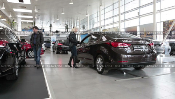 Покупатели в автосалоне продажи новых автомобилей марки Hyundai. Санкт-Петербург (2015 год). Редакционное видео, видеограф Кекяляйнен Андрей / Фотобанк Лори