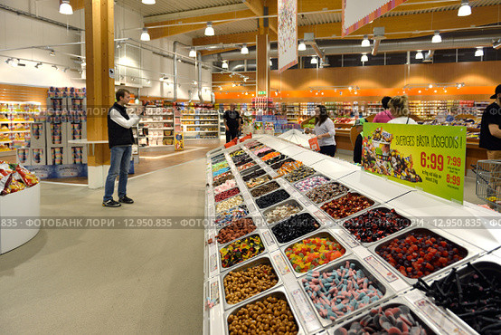 Покупатели в магазине Candy World в Хапаранде, Швеция (2015 год). Редакционное фото, фотограф Валерия Попова / Фотобанк Лори