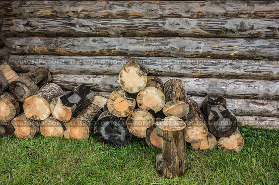 Поленница дров около деревенского дома. Сельский быт, сельский пейзаж./ A woodpile of firewood near a village house. Rural life, rural landscape. Стоковое фото, фотограф Iva Noel / Фотобанк Лори
