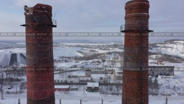 Полет между двумя дымовыми трубами металлургического завода (2020 год). Стоковое видео, видеограф Евгений Ткачёв / Фотобанк Лори
