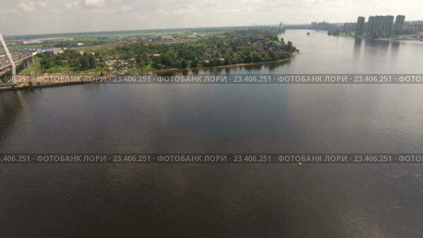 Полет над Невой в районе Новосаратовки, рядом с Большим Обуховским мостом. Санкт-Петербург (2016 год). Стоковое видео, видеограф Кекяляйнен Андрей / Фотобанк Лори