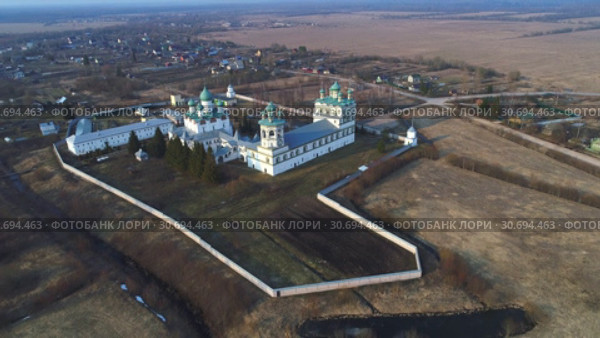 Полет над Николо-Вяжищским монастырем апрельским днем. Новгородская область, Россия (2019 год). Стоковое видео, видеограф Виктор Карасев / Фотобанк Лори