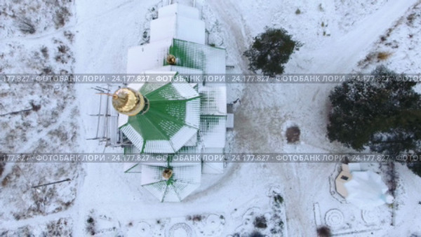 Полет над позолоченным куполом деревянной церкви, зима. Сегежа, Карелия (2016 год). Стоковое видео, видеограф Кекяляйнен Андрей / Фотобанк Лори