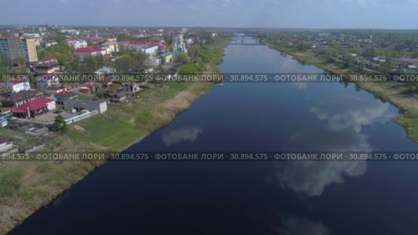 Полет над Западной Двиной апрельским днем (аэросъемка). Полоцк, Беларусь (2019 год). Стоковое видео, видеограф Виктор Карасев / Фотобанк Лори