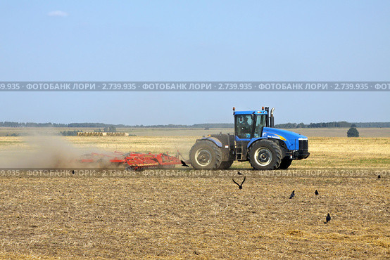 Полевые работы. Трактор боронит поле (2011 год). Редакционное фото, фотограф Дмитрий Куш / Фотобанк Лори