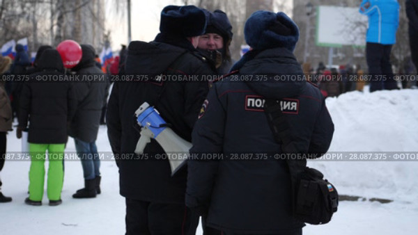Policemen with a mouthpiece guard Strike against false elections of the President of the Russian Federation, Novosibirsk February 12, 2018, address Mochischenskoe Highway 19. Редакционное видео, видеограф Артем Тюгашов / Фотобанк Лори