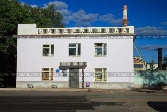 Поликлиника в городе Нытва. Пермский край. Россия (2012 год). Редакционное фото, фотограф Андрей Щекалев (AndreyPS) / Фотобанк Лори