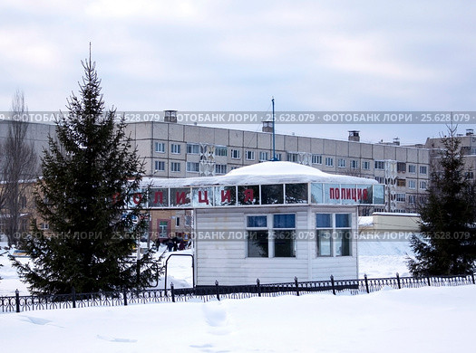 Полицейская будка на Соборной площади в Новочебоксарске, Чувашия, Россия (2017 год). Стоковое фото, фотограф Петрова Ирина / Фотобанк Лори