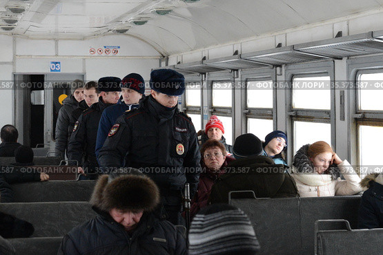 Полицейские с дружинниками в вагоне пригородного электропоезда (2016 год). Редакционное фото, фотограф Free Wind / Фотобанк Лори