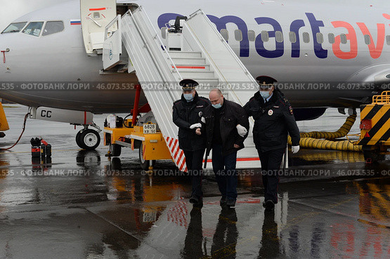 Полицейские выводят авиационного дебошира с борта самолёта (2020 год). Редакционное фото, фотограф Free Wind / Фотобанк Лори