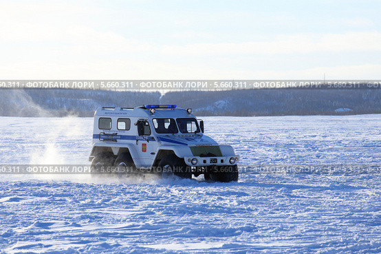 Полицейский автомобиль повышенной проходимости "Трэкол" едет по тундре. Ямало-Ненецкий автономный округ (2012 год). Редакционное фото, фотограф Григорий Писоцкий / Фотобанк Лори