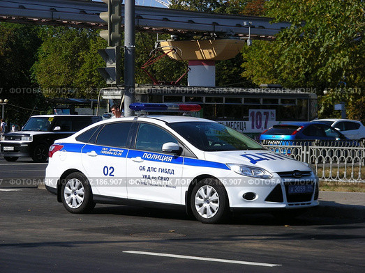 Полицейский автомобиль. Продольный проезд. Город Москва (2014 год). Редакционное фото, фотограф lana1501 / Фотобанк Лори