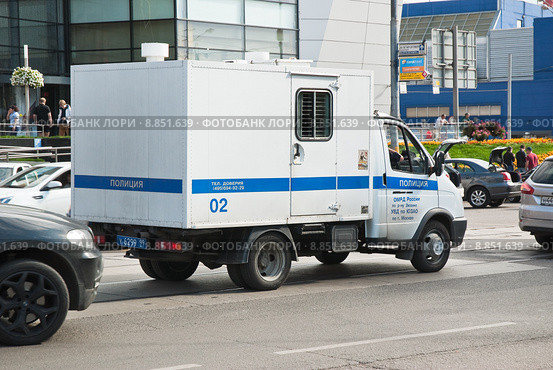 Полицейский "автозак" в потоке автомобилей на улице Вавилова (2015 год). Редакционное фото, фотограф Алёшина Оксана / Фотобанк Лори