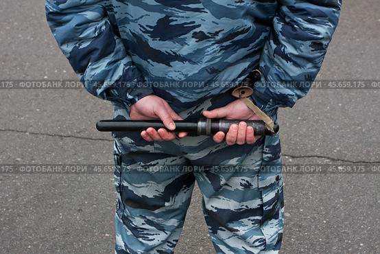 Полицейский с дубинкой в руках (2011 год). Редакционное фото, фотограф Дмитрий Киселёв / Фотобанк Лори