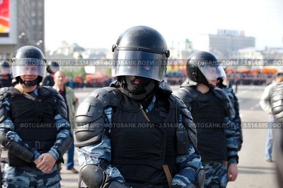 Полицейское оцепление на Большом Каменном мосту на "Марше миллионов" в городе Москве, Россия (2012 год). Редакционное фото, фотограф Николай Винокуров / Фотобанк Лори