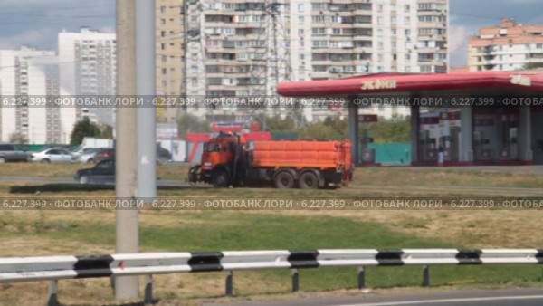 Поливальная машина разбрызгивает воду. Москва. Митино (2014 год). Редакционное видео, видеограф Сергей Соболев / Фотобанк Лори