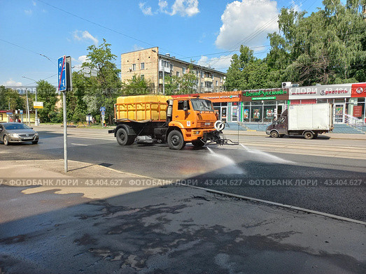 Поливомоечная машина. Первомайская улица. Район Восточное Измайлово. Город Москва (2023 год). Редакционное фото, фотограф lana1501 / Фотобанк Лори