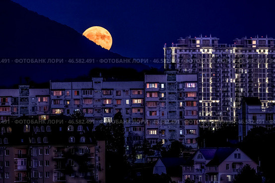 Полная луна над городом. Стоковое фото, фотограф Дмитрий Феоктистов / ТАСС / Фотобанк Лори
