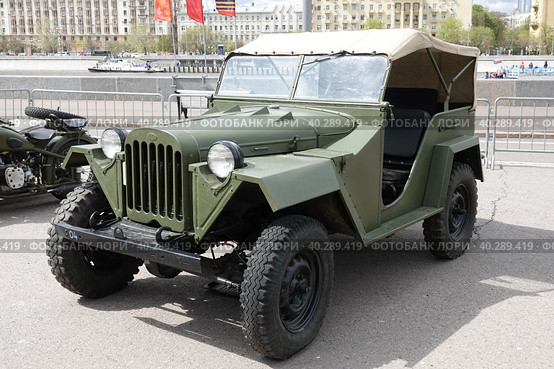 Полноприводный легковой автомобиль ГАЗ-67 на выставке военной техники в Центральном парке культуры и отдыха им. М. Горького Москвы (2022 год). Редакционное фото, фотограф Free Wind / Фотобанк Лори