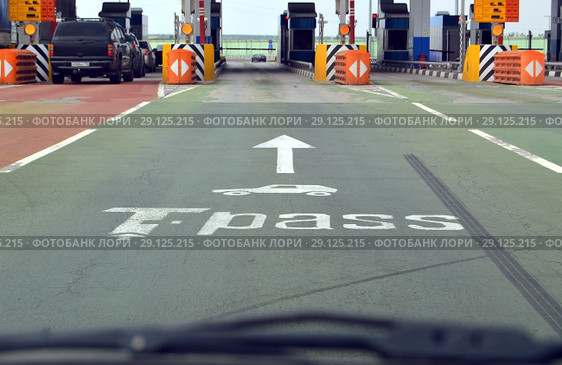 Полоса T-pass для проезда по транспондерам. Пункт взимания платы на трассе М-4 "Дон", 545 км. Воронежская область (2018 год). Редакционное фото, фотограф Александр Замараев / Фотобанк Лори