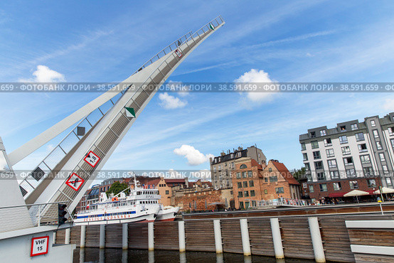 Польша. Гданьск. Разводной пешеходный мост на остров Оловянка. Poland. Gdansk. Drawbridge to Olovyanka Island (2019 год). Редакционное фото, фотограф Алексей Смышляев / Фотобанк Лори