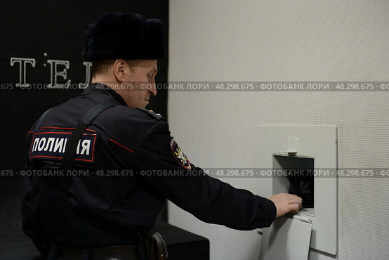 Получение сотрудником полиции табельного оружия перед заступлением на службу (2017 год). Редакционное фото, фотограф Free Wind / Фотобанк Лори