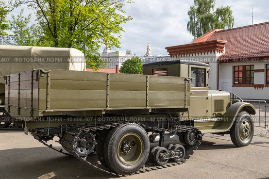 Полугусеничный грузовой автомобиль ЗИС-33 (1940г., СССР). Открытая площадка Музея Гаража особого назначения (2023 год). Редакционное фото, фотограф Наталья Николаева / Фотобанк Лори