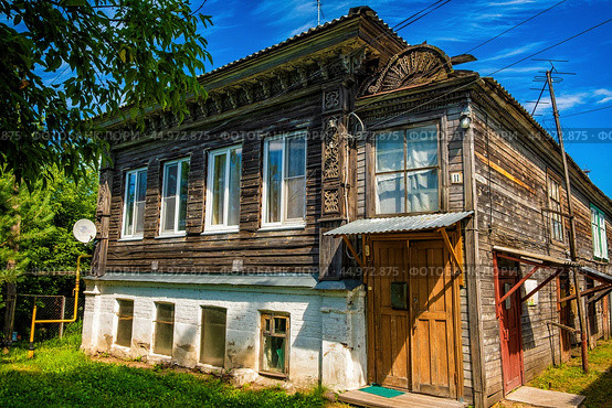 Полукаменный дом с резными элементами (Городец) (2024 год). Стоковое фото, фотограф Илья Старков / Фотобанк Лори