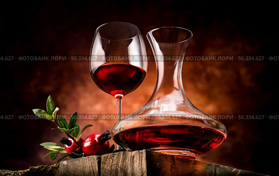 Pomegranate wine on a wooden table in a glass bowl. Pomegranate wine in a decanter. Стоковое фото, агентство Ingram Publishing / Фотобанк Лори