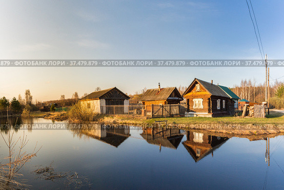 Pond with a small wooden house on the shore (2021 год). Стоковое фото, фотограф Дмитрий Тищенко / Фотобанк Лори