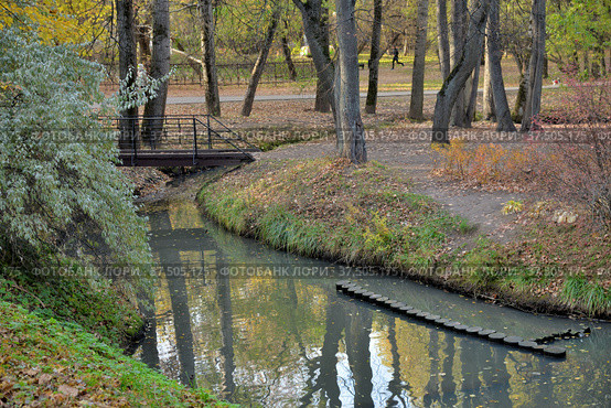 Pond with wooden bridge to island of cascade of ponds in natural historical, architectural and recreational complex "Vorontsovo Estate" of 18th century, Vorontsov Park in autumn, Moscow, Russia (2021 год). Стоковое фото, фотограф Алексей Антипов / Фотобанк Лори
