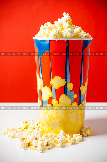 Popcorn in striped bucket. Стоковое фото, фотограф Сергей Толмачёв / Фотобанк Лори