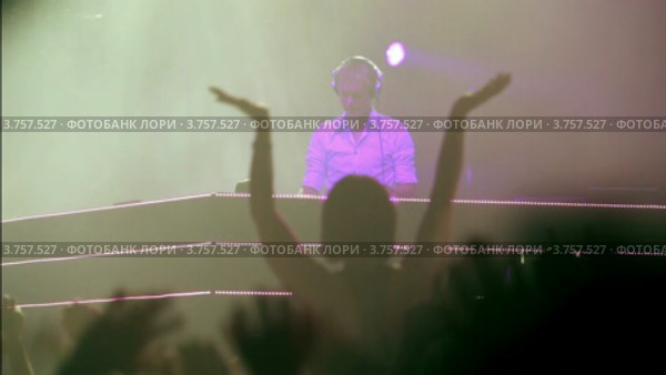 Популярный датский Диджей Armin Van Buuren на сцене (2011 год). Редакционное видео, видеограф Losevsky Pavel / Фотобанк Лори