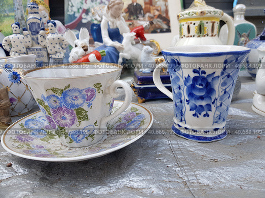 Porcelain cups at the flea market (2019 год). Редакционное фото, фотограф Анна Кривицкая / Фотобанк Лори
