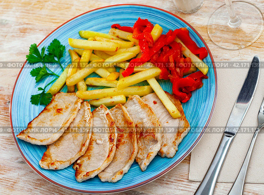 Pork loin with fried potato and pimiento on plate. Стоковое фото, фотограф Яков Филимонов / Фотобанк Лори