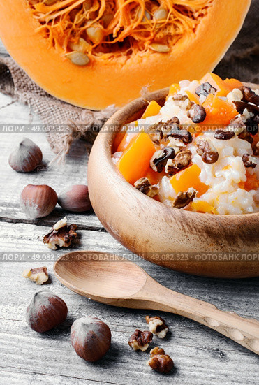Porridge made with fresh pumpkin with the addition of nuts and hazelnuts. Porridge made of pumpkin. Стоковое фото, агентство Ingram Publishing / Фотобанк Лори