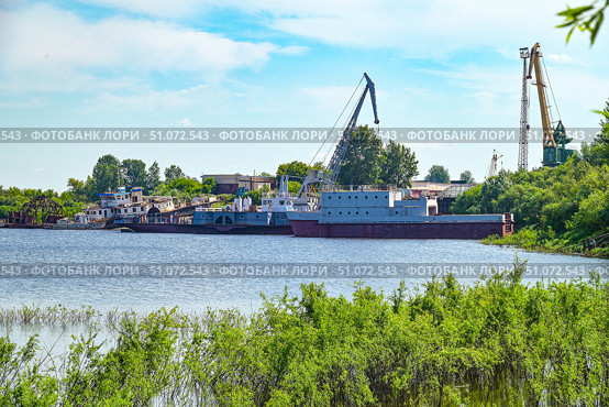 Портовые краны на реке Туре. Город Тюмень. Стоковое фото, фотограф Александр Тараканов / Фотобанк Лори