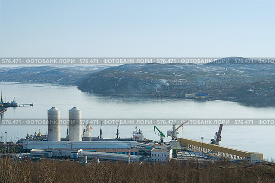 Портовые постройки и краны, вид на залив, Мурманск (2008 год). Стоковое фото, фотограф Ольга Красавина / Фотобанк Лори