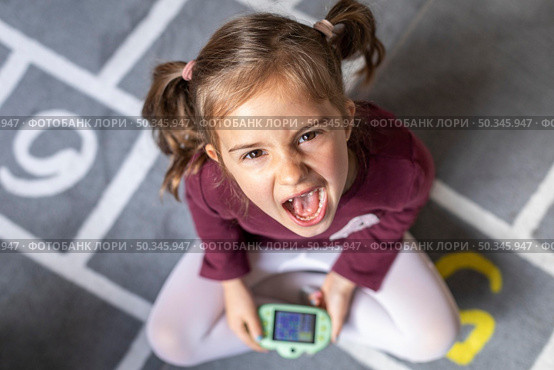 portrait little girl upset because game. Стоковое фото, агентство Ingram Publishing / Фотобанк Лори