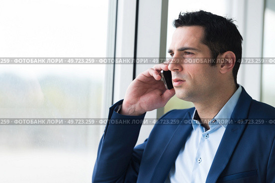 portrait of a businessman on cell phone. Стоковое фото, агентство Ingram Publishing / Фотобанк Лори
