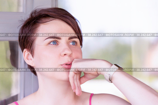 Portrait of a girl dreamily talking about something sublime. Стоковое фото, фотограф Татьяна Дворецкая / Фотобанк Лори
