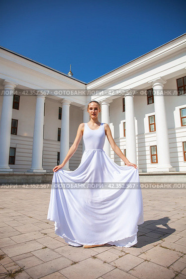 Portrait of a Russian ballerina in a white long skirt. Стоковое фото, фотограф Андрей Аркуша / Фотобанк Лори