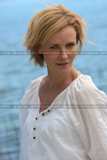 Portrait of a woman by the water’s edge. Стоковое фото, агентство Ingram Publishing / Фотобанк Лори