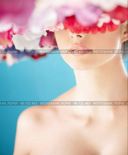 Portrait of a woman with a colorful chaplet. Стоковое фото, агентство Ingram Publishing / Фотобанк Лори