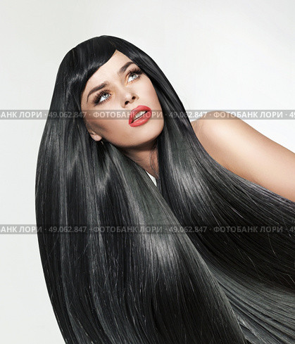 Portrait of a woman with long. straight and bushy hairstyle. Стоковое фото, агентство Ingram Publishing / Фотобанк Лори